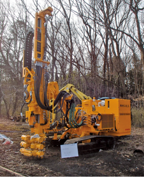 クローラ型削孔機