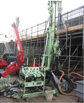 スキッド型削孔機